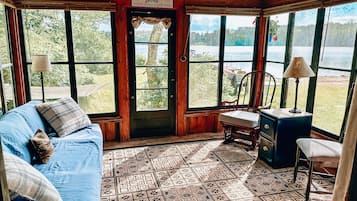 TV, lettore DVD, libri, videoteca