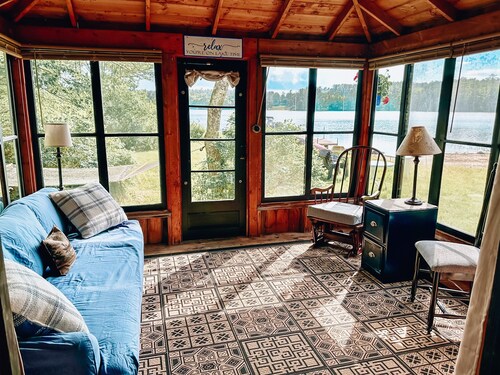 Lakeside cottage with boats, grill, firepit, pet and Kid Friendly 