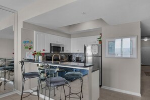 Jääkaappi, mikroaaltouuni, uuni, liesi