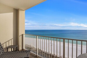 Un balcone con vista sulla spiaggia e sull'oceano.