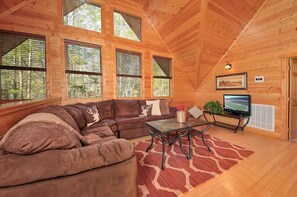 TV, fireplace, video games, DVD player - Mountain Lodge: Spacious, Game room, Hot Tub, Top Amenities, in the woods yet near Attractions! (Gatlinburg)