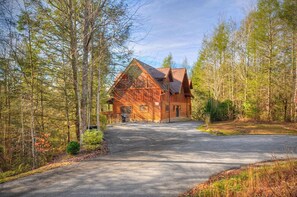 Exterior - Mountain Lodge: Spacious, Game room, Hot Tub, Top Amenities, in the woods yet near Attractions! (Gatlinburg)