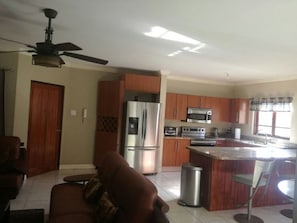 Fridge, microwave, oven, stovetop - ***YOUR HOME AWAY FROM HOME!!*** (Havendale)