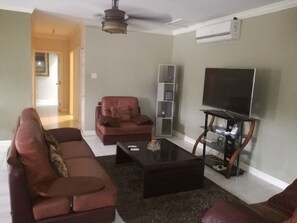 Smart TV - ***YOUR HOME AWAY FROM HOME!!*** (Havendale)