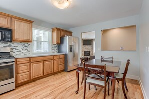 Fridge, microwave, oven, stovetop - DEAL! OMAHA'S BEST MIDTOWN CHARMER- MINS TO DOWNTOWN, UNMC, CWS, ZOO, CHI CEN! (Omaha)