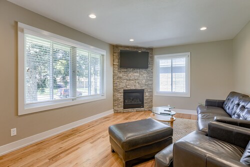 DEAL! OMAHA'S BEST MIDTOWN CHARMER- MINS TO DOWNTOWN, UNMC, CWS, ZOO, CHI CEN!