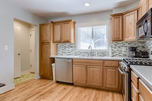 Fridge, microwave, oven, stovetop - DEAL! OMAHA'S BEST MIDTOWN CHARMER- MINS TO DOWNTOWN, UNMC, CWS, ZOO, CHI CEN! (Omaha)