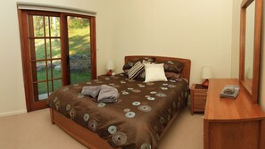 2 bedrooms, iron/ironing board, travel cot, free WiFi