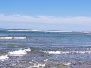 A beach with waves and a clear sky. - Bright, spacious, private beach home. Big backyard, firepit, deck. Family fave! (Eastham)
