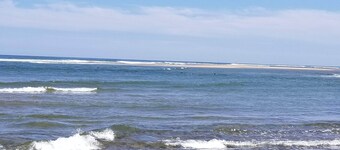 Bright, spacious, private beach home. Big backyard, firepit, deck. Family fave!