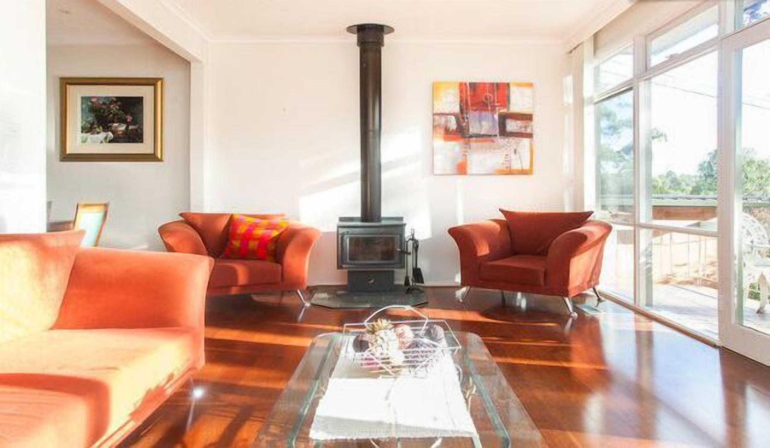 Eltham Retreat Guest House - Warm & Bright Home — image 12