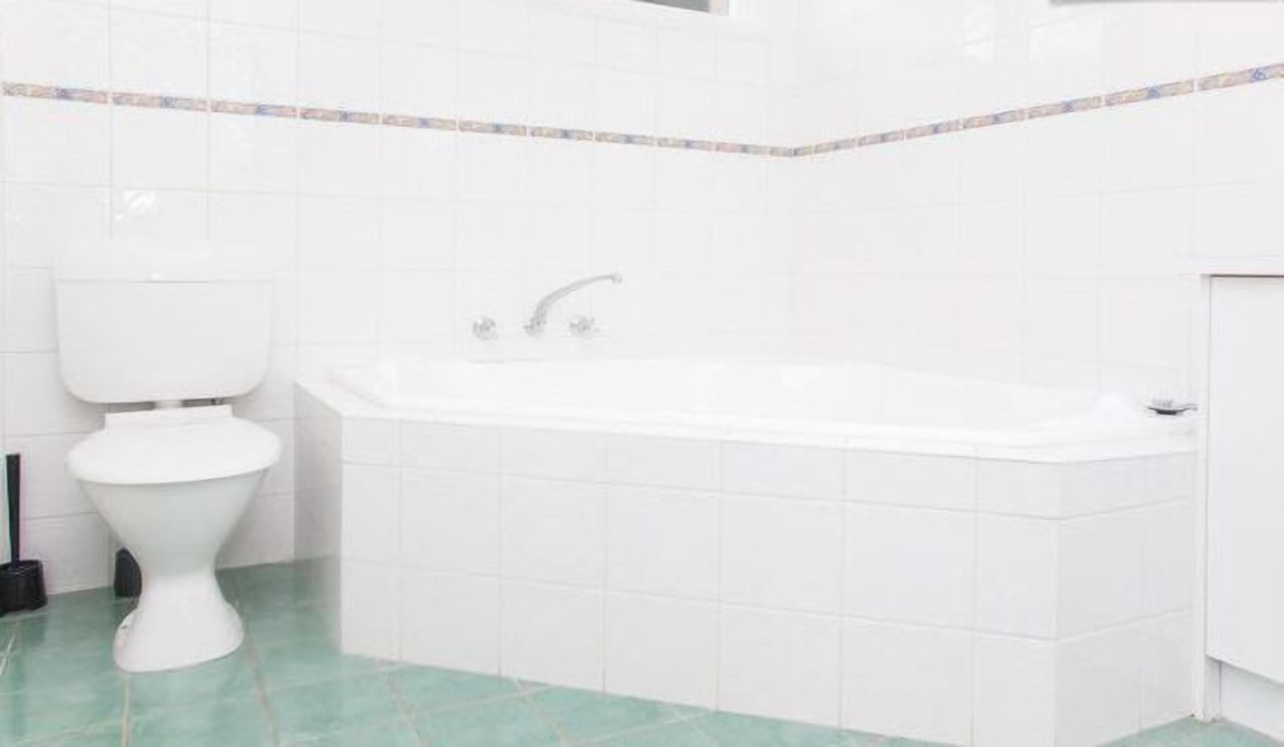 Eltham Retreat Guest House - Warm & Bright Home — image 16