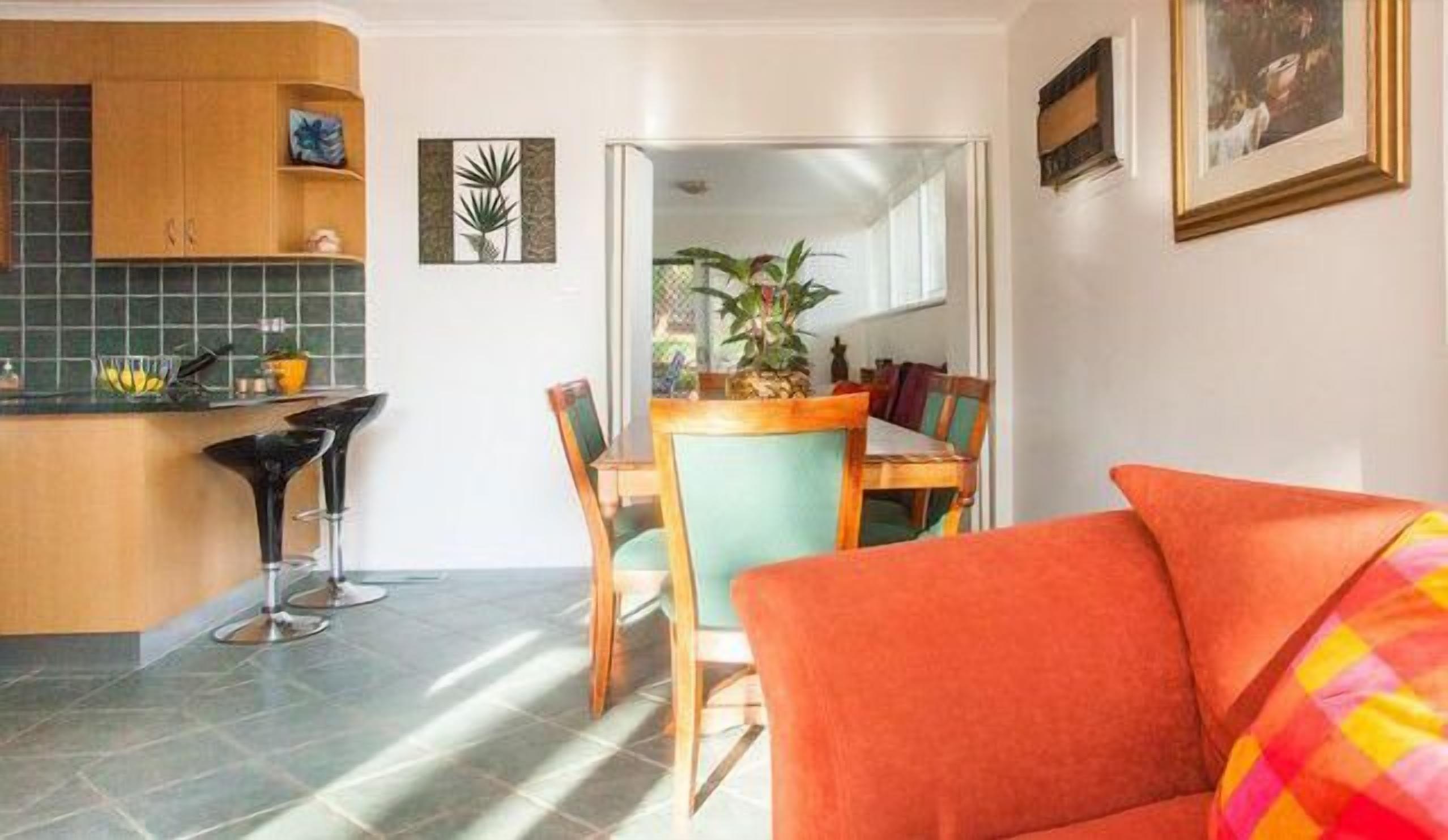 Eltham Retreat Guest House - Warm & Bright Home — image 10