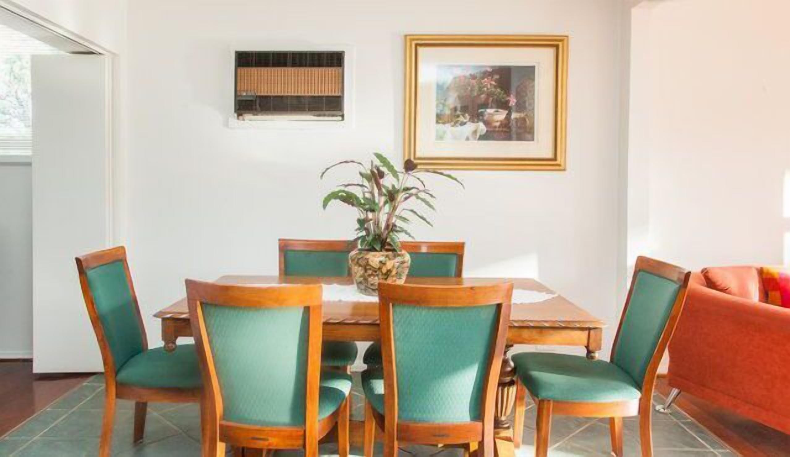 Eltham Retreat Guest House - Warm & Bright Home — image 17