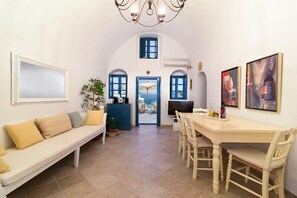 Smart TV, DVD player, books, music library - SantoriniParadise: BLUE & WHITE cave house, authentic experience, Caldera view (Oia)