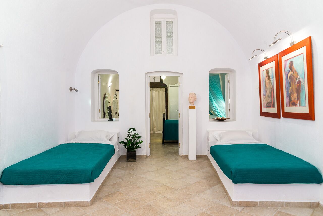 2 quartos, cofres nos quartos, escrivaninha