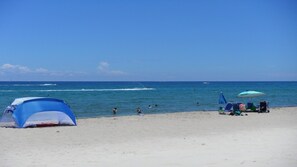 Beach nearby, sun loungers, beach towels