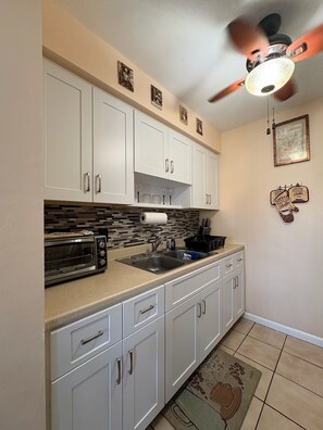 Full-size fridge, microwave, oven, stovetop