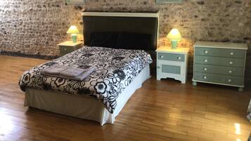 6 bedrooms, iron/ironing board, WiFi, bed sheets