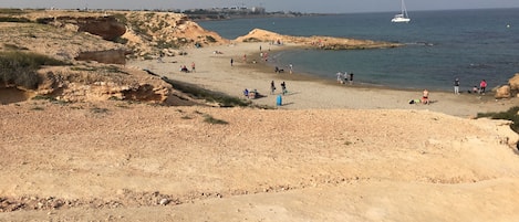 Playa en los alrededores y camastros
