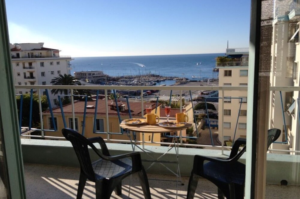 Bel appartement avec terrasse et vue mer.
