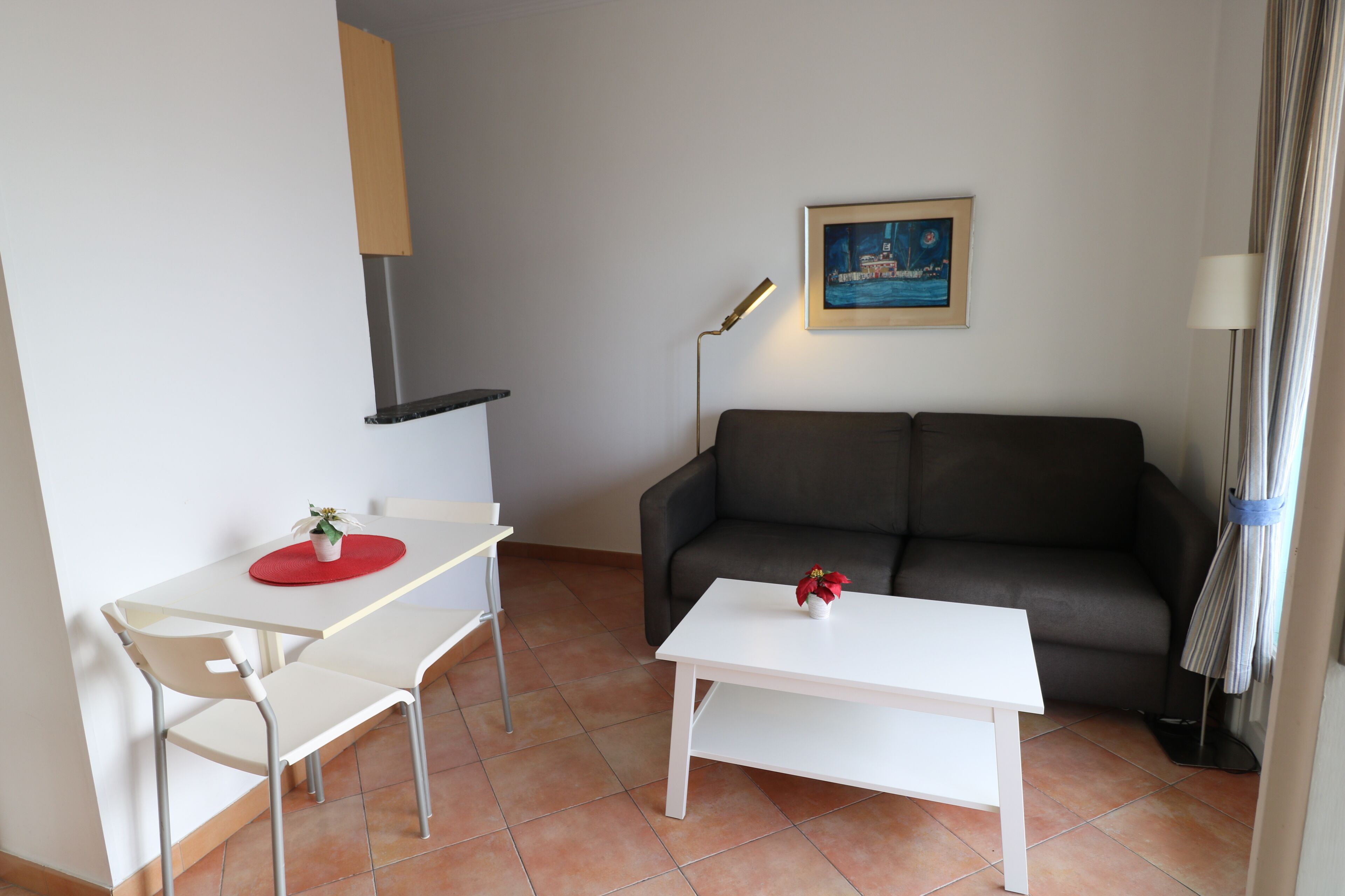 Bel appartement avec terrasse et vue mer.