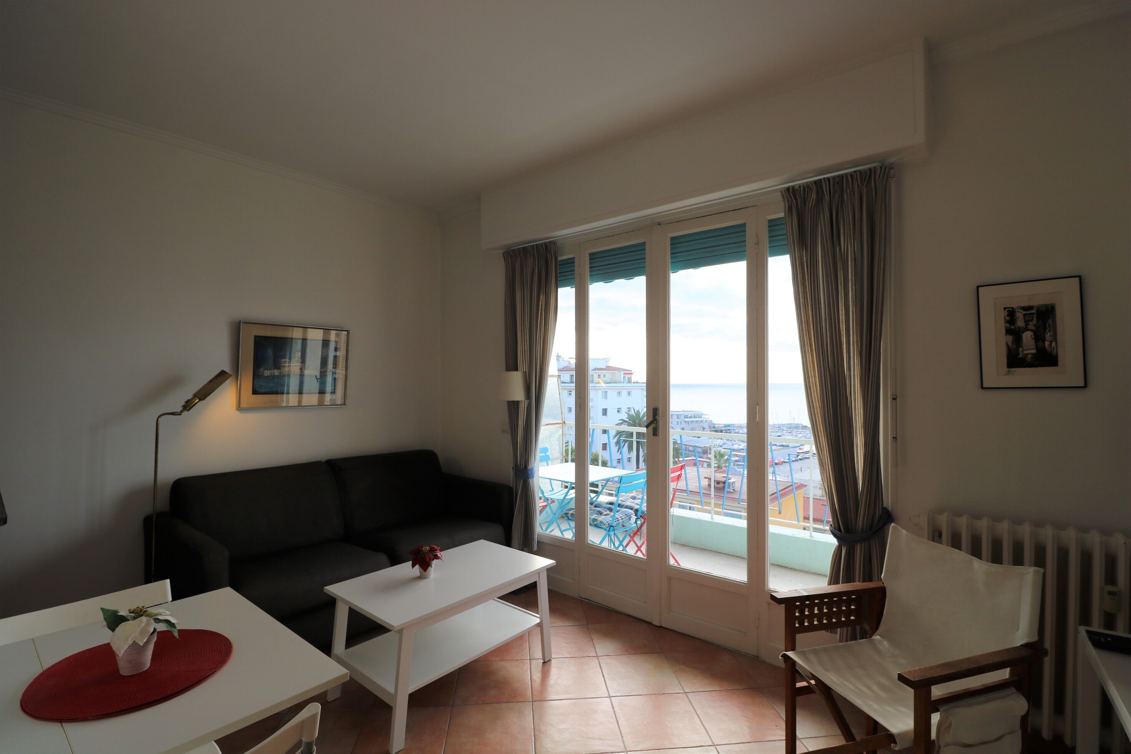 Bel appartement avec terrasse et vue mer.