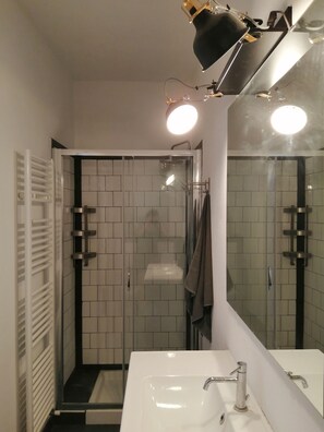Dusche, Haartrockner, Bidet, Handtücher