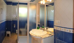 Combined shower/bathtub, hair dryer, bidet, towels - Villa with private pool in Javea, Costa Blanca, Alicante. 5 bedrommsA/C. WiFi (Javea)