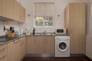 Kühlschrank, Mikrowelle, Herdplatte, Wasserkocher mit Kaffee-/Teezubehör