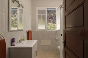 Dusche, Haartrockner, Handtücher