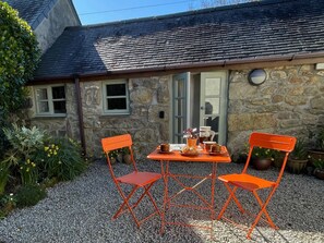 Outdoor dining - Converted Barn, Rural Location, Near Coast, Parking & Dog Friendly  (Goldsithney)
