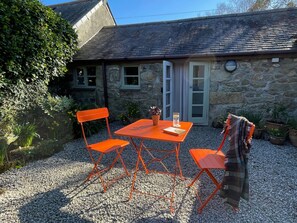 Outdoor dining - Converted Barn, Rural Location, Near Coast, Parking & Dog Friendly  (Goldsithney)