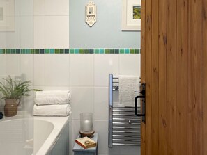 シャワー付き浴槽、ヘアドライヤー、タオル、トイレットペーパー