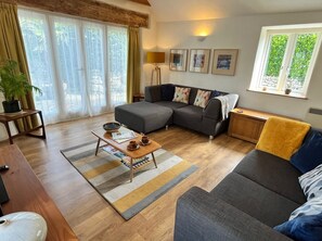 TV, DVD player, books - Converted Barn, Rural Location, Near Coast, Parking & Dog Friendly  (Goldsithney)