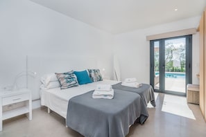 4 slaapkamers, een strijkplank/strijkijzer, internet, beddengoed