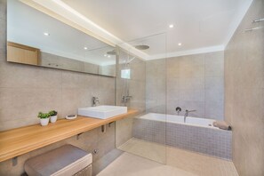 Bathtub, hair dryer, towels - Villa Casa Boquer By SunVillas Mallorca (Puerto Pollença)