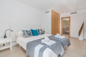 4 bedrooms, iron/ironing board, Internet, bed sheets