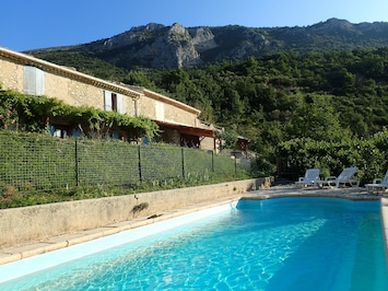 Le gĂźte, vue depuis la piscine