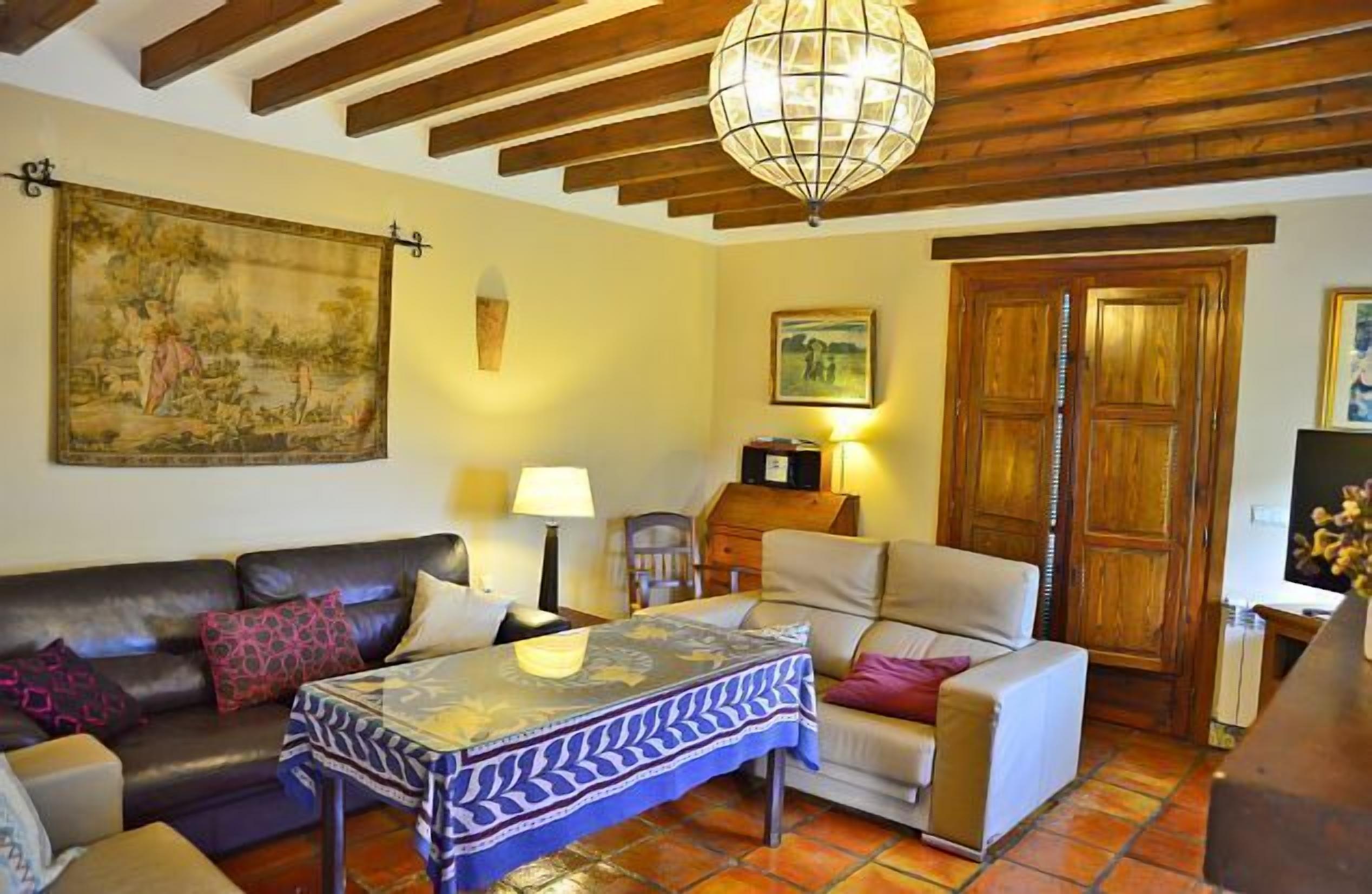 Una televisión, una chimenea, un reproductor de DVD