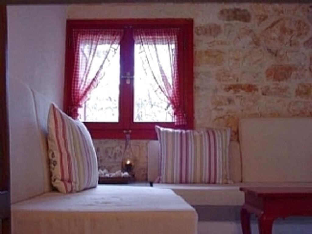 Kalivaki, renovated stone cottage with wea and mountain views 