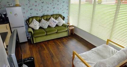 Norfolk Broads, Stalham Chalet, vuodepaikkoja 4 + 2, koirat, uima-allas