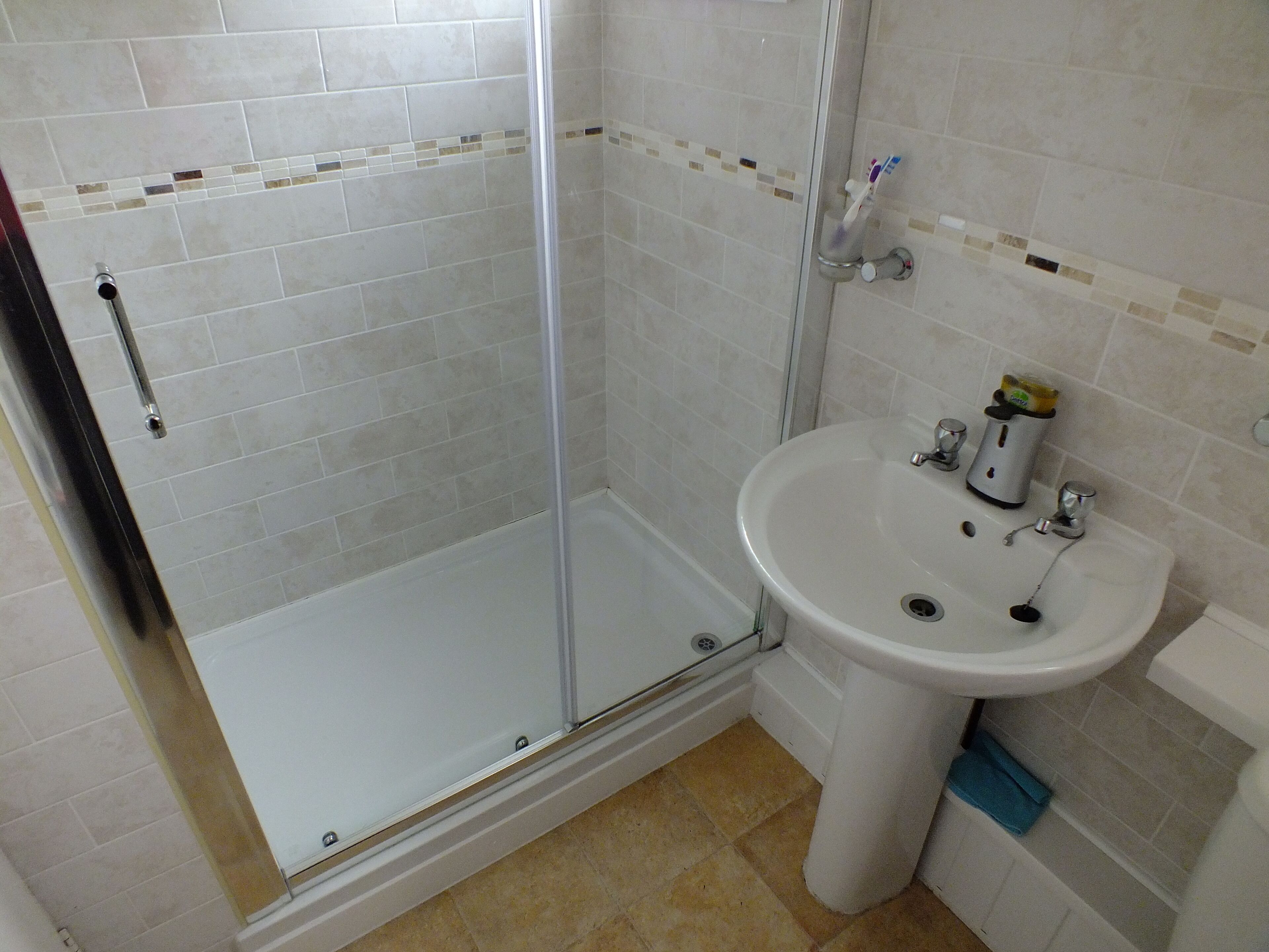 Douche, sèche-cheveux, serviettes fournies, papier toilette