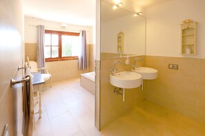 A modern bathroom with two sinks, a bathtub, and a shower. - Luxury 4-bedroom, 4 bathroom villa in exclusive Los Mojones area, with Jacuzzi (Tías)