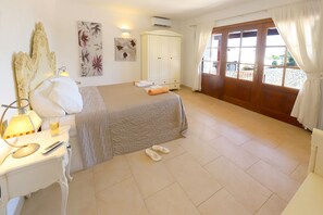 4 habitaciones, caja de seguridad en la habitación y escritorio 