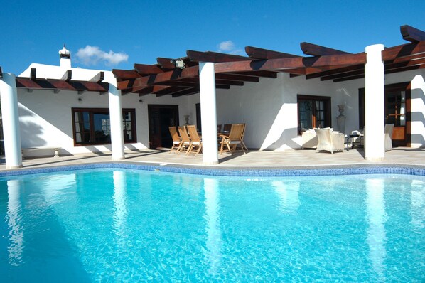 Alberca al aire libre y alberca climatizada