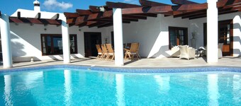 Luxury 4-bedroom, 4 bathroom villa in exclusive Los Mojones area, with Jacuzzi