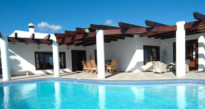 Luxury 4-bedroom, 4 bathroom villa in exclusive Los Mojones area, with Jacuzzi