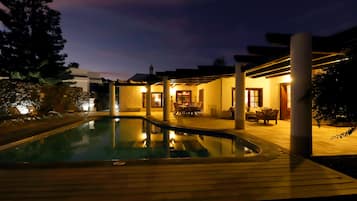 Een buitenzwembad en een verwarmd zwembad