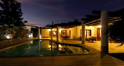 Luxury 4 bedroom villa in exclusive Los Mojones area